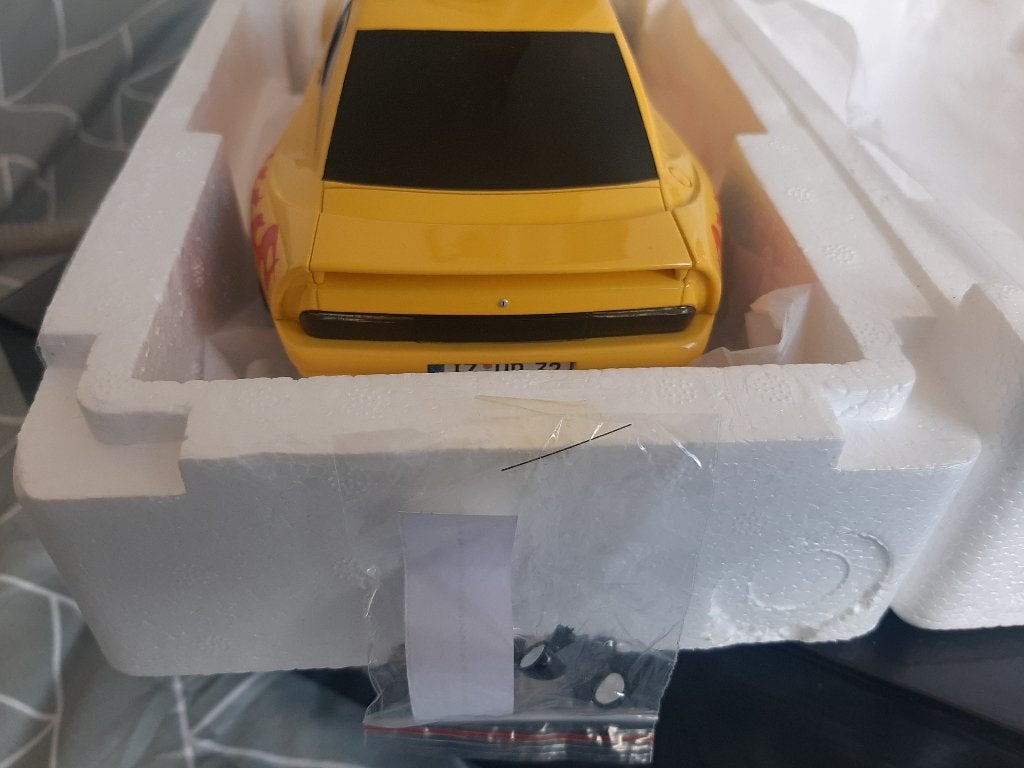 Opel manta b 1:18 geel/rood bos, Ophalen of Verzenden, Nieuw, Motor, Overige merken