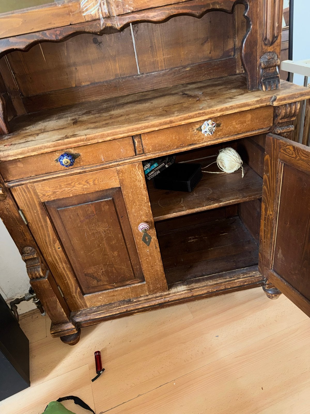 Gratis antieke kast met glas, barst in glas - Amsterdam, Antiek en Kunst, Antiek | Meubels | Kasten, Ophalen