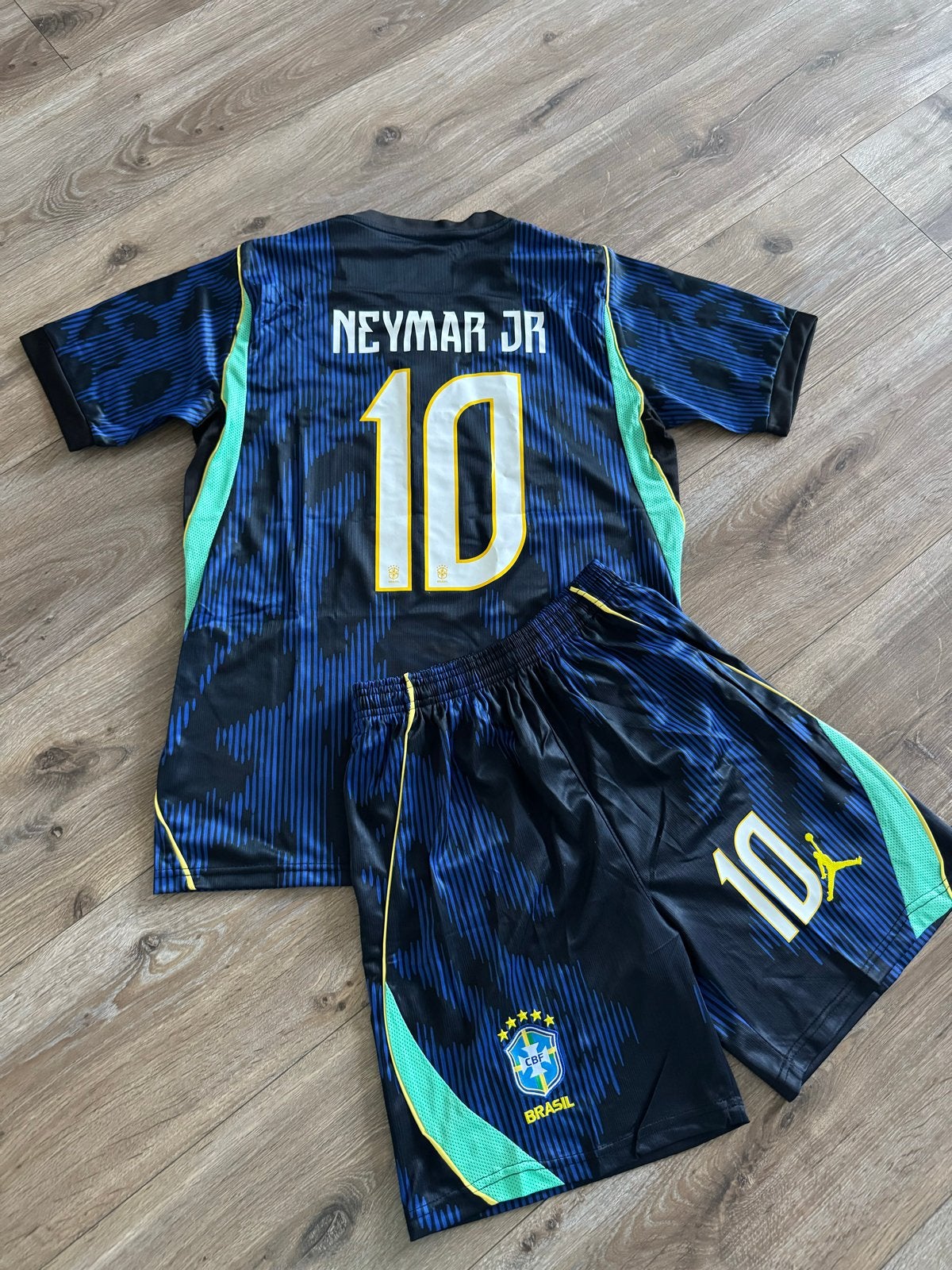 Neymar JR voetbaltenue maat S - Gloednieuw en prachtig, Maat S, Ophalen of Verzenden, Nieuw, Set