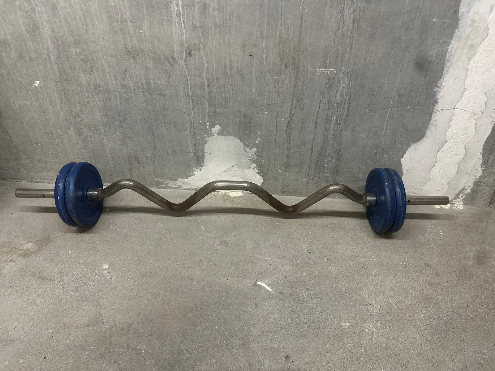 EZ Curl Bar + 27,5 kg halterschijven – complete halterset, Ophalen, Gebruikt, Armen, Halterstangen