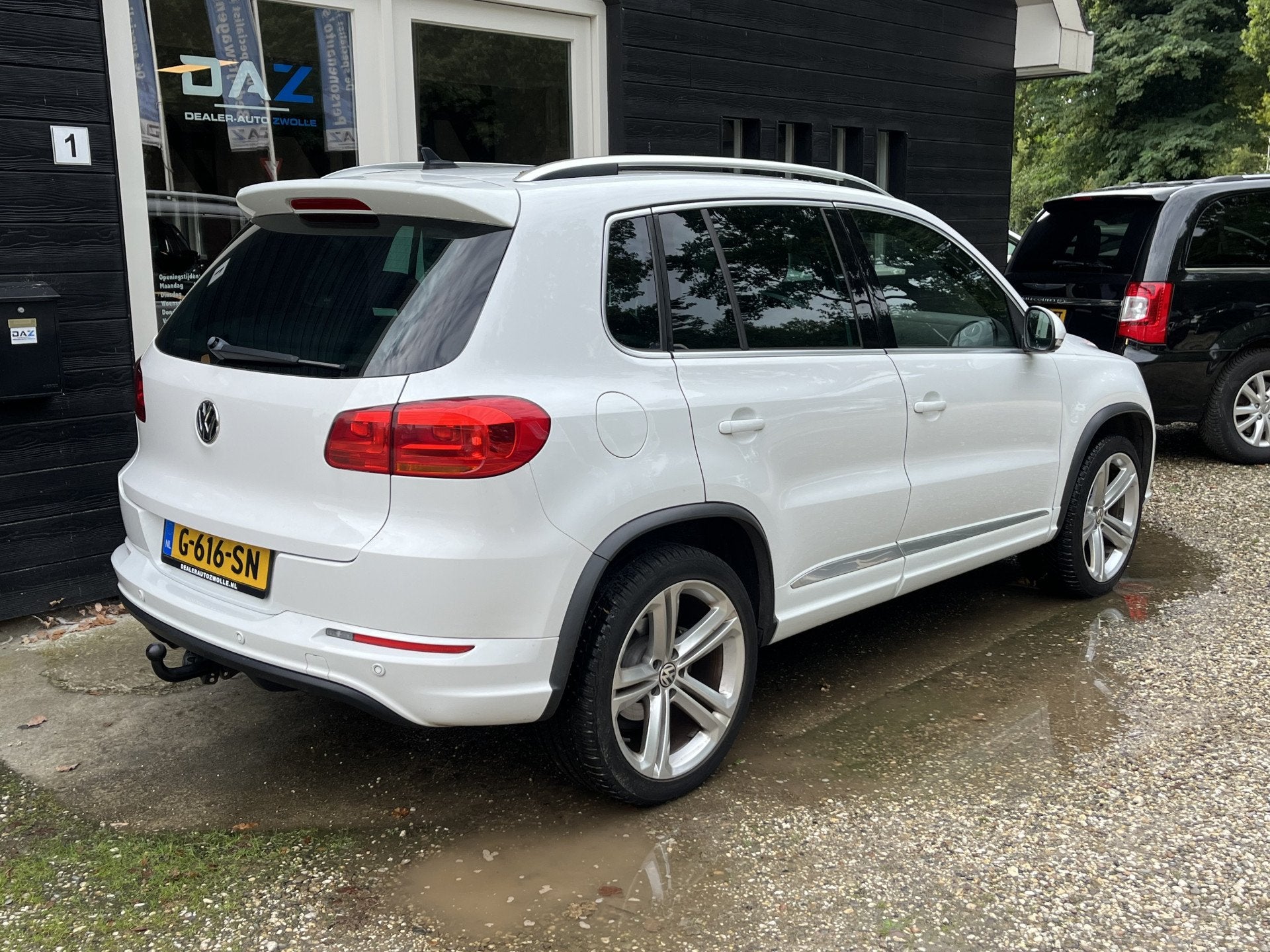 Volkswagen Tiguan 1.4 TSI R-Line Edition Ecc/Navi/Pano/Trekh, Auto's, Voorwielaandrijving, Euro 5, Gebruikt, Zwart