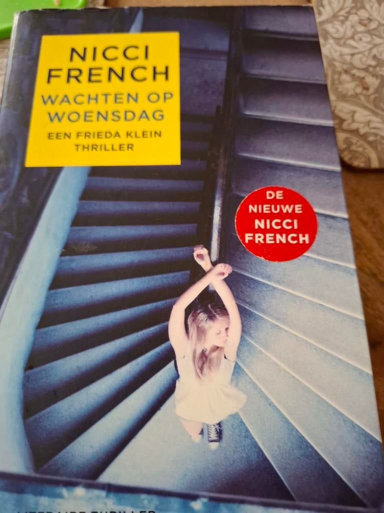Nicci French wachten op woensdag, Boeken, Thrillers, Ophalen of Verzenden, Zo goed als nieuw