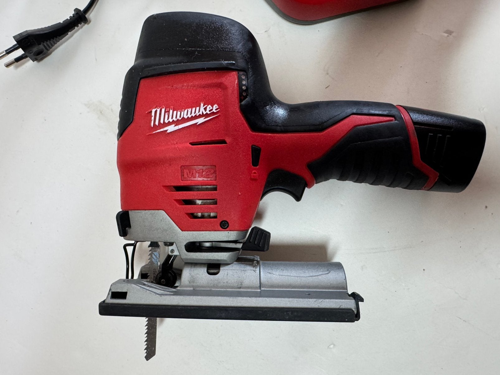 Milwaukee M12 JS Decoupeerzaag met Oplader en accu, Gebruikt, Decoupeerzaag, Ophalen of Verzenden, 30 tot 70 mm