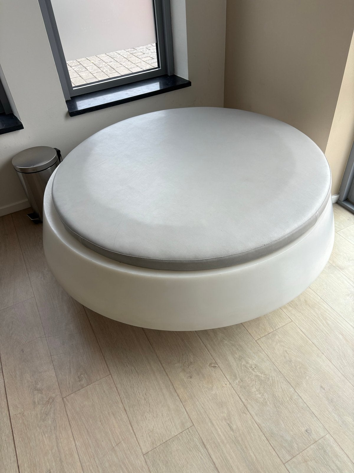 Slide Verlichte Design Poef met Eco-leer Kussen, Ophalen, Kunststof, Rond, Nieuw