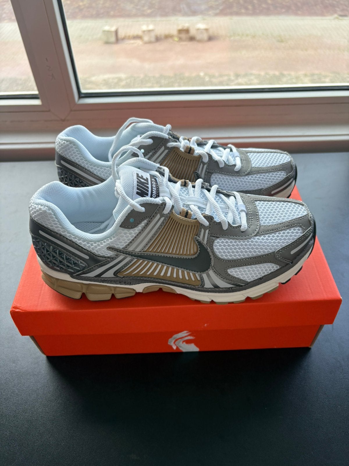 Nike Zoom Vomero 5 Metallic Pewter | EU 42, Overige kleuren, Nieuw, Ophalen of Verzenden, Sneakers of Gympen