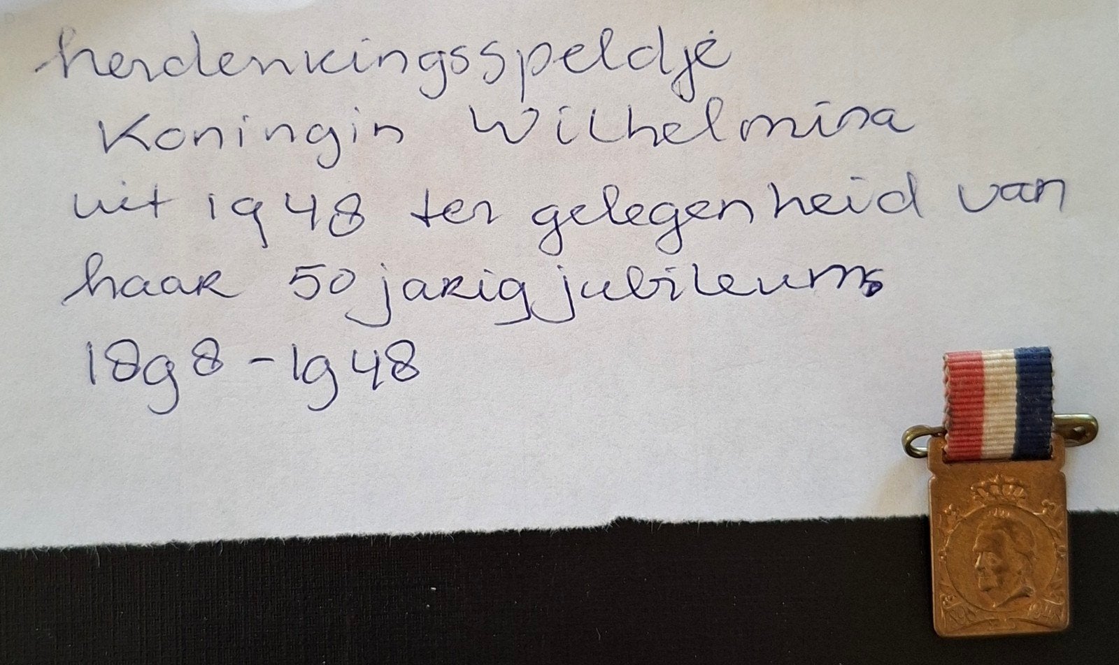 koningshuis speldje koningin Wilhelmina 50 jarig jubileum, Ophalen of Verzenden, Nieuw, Kaart, Foto of Prent