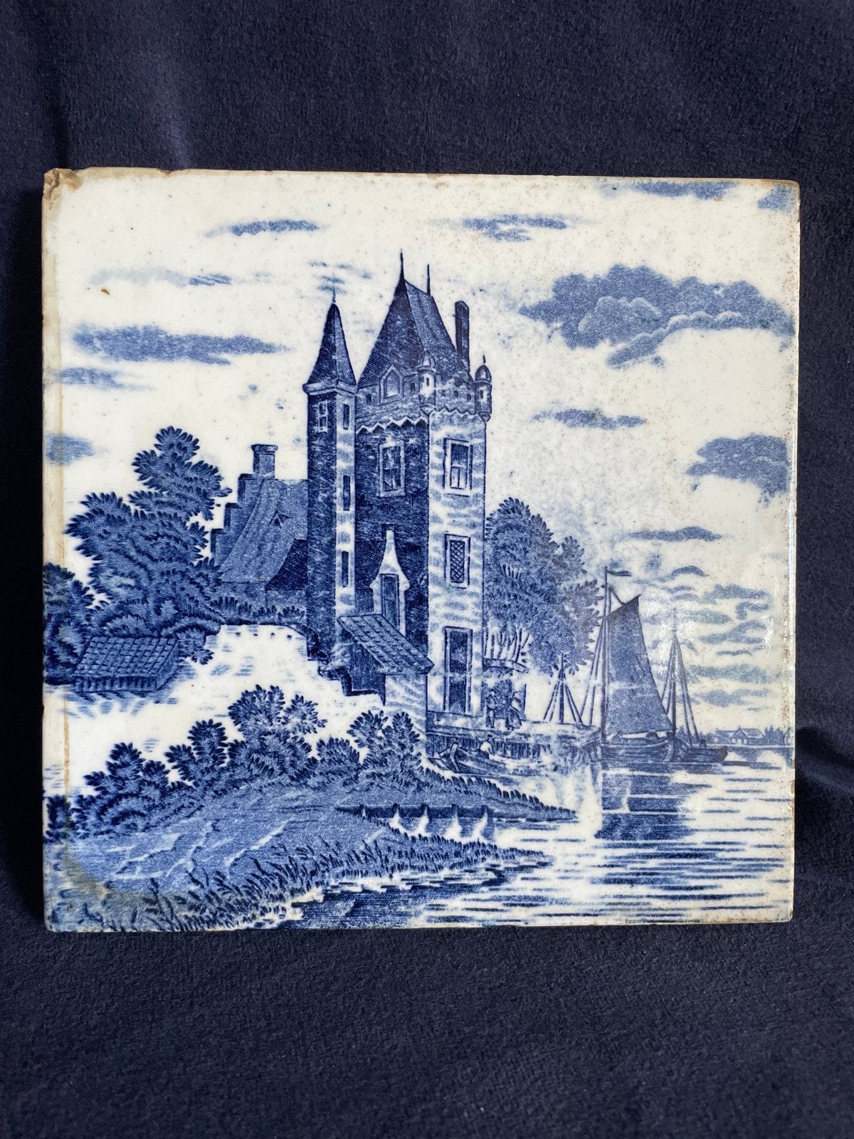 Antieke Delfts Blauwe Tegel met Kasteel en Zeilschepen, Antiek en Kunst, Ophalen of Verzenden