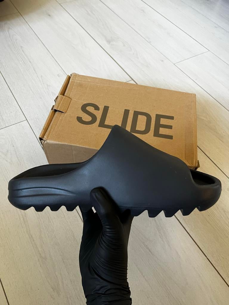 Yeezy Slides Zwart, Ophalen of Verzenden, Nieuw, Zwart, Slippers