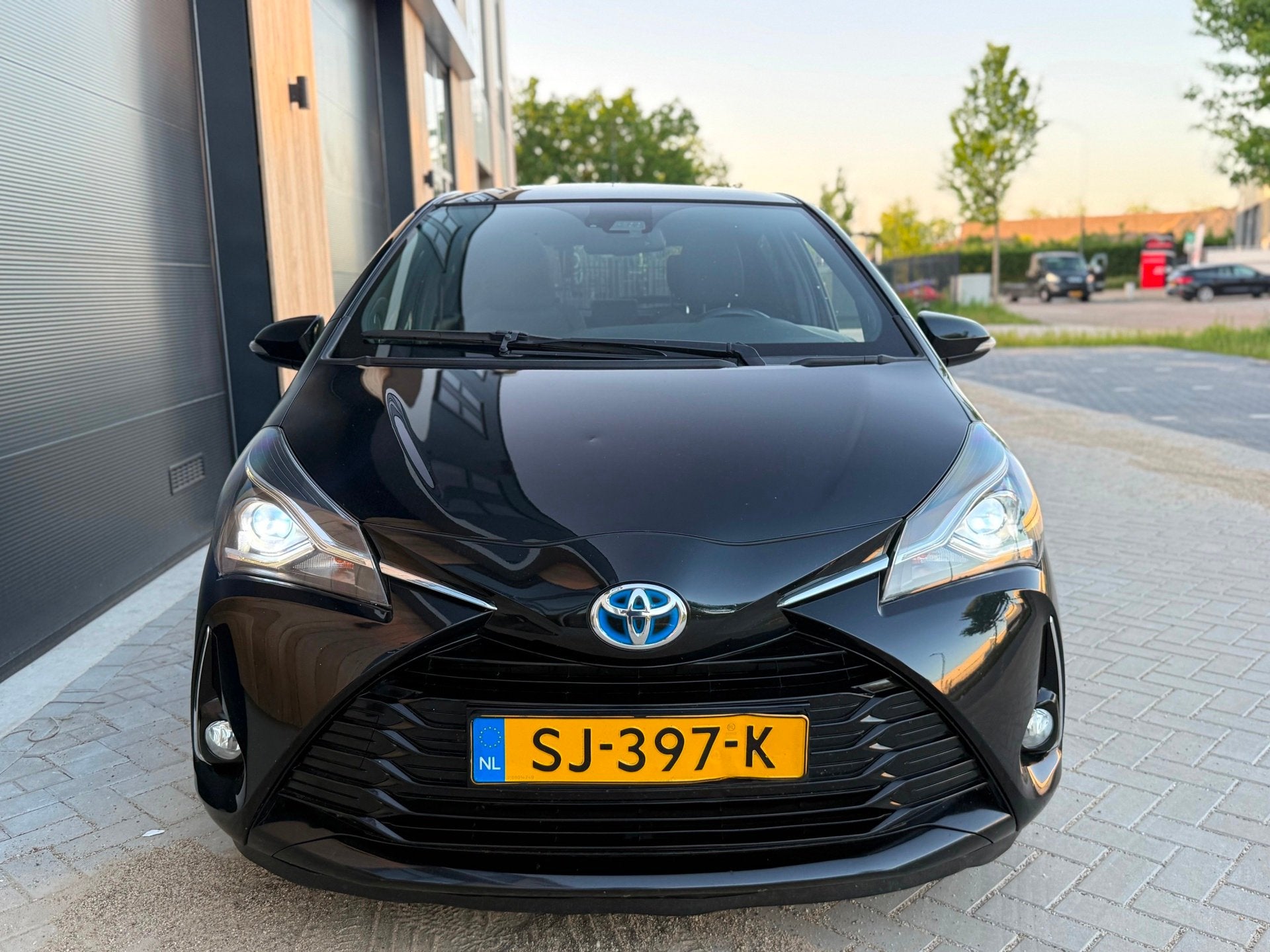 Toyota Yaris 1.5 Hybrid Y20 (bj 2018) AUTOMAAT|PANO|XENON|NA, Gebruikt, 4 cilinders, Leder en Stof, Origineel Nederlands
