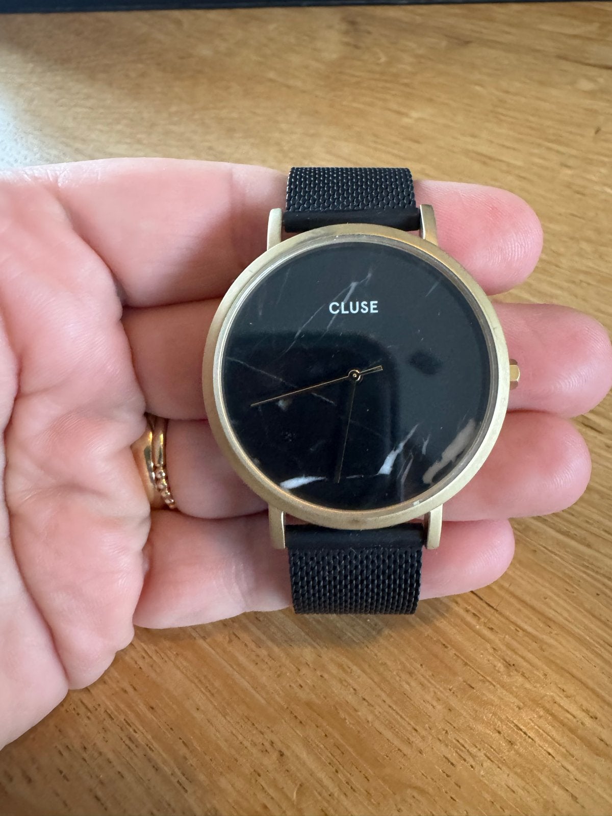 Cluse horloge met marmeren wijzerplaat en zwart bandje, Sieraden, Tassen en Uiterlijk, Overige merken, Staal, Staal, Polshorloge