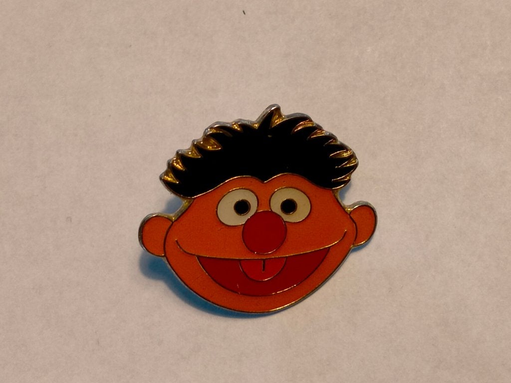 Bert en Ernie Sesamstraat tv serie logo vintage pin, Ophalen of Verzenden, Gebruikt, Overige onderwerpen