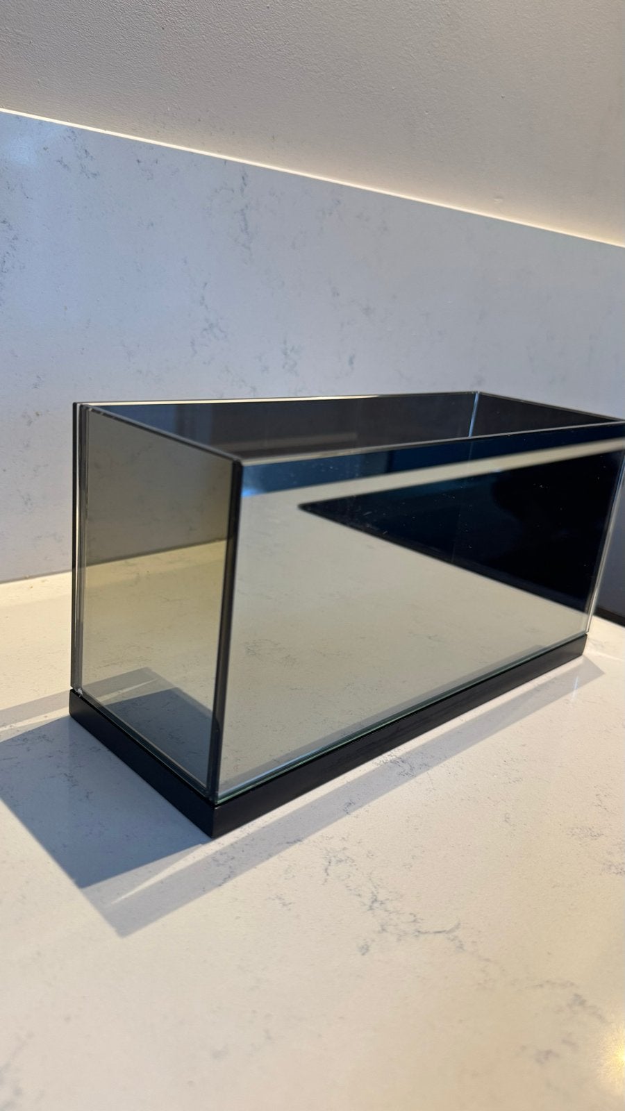 Chique waxinelichthouder donkergrijs glas met houten plateau, Waxinelichthouder, Ophalen of Verzenden, Grijs, Glas