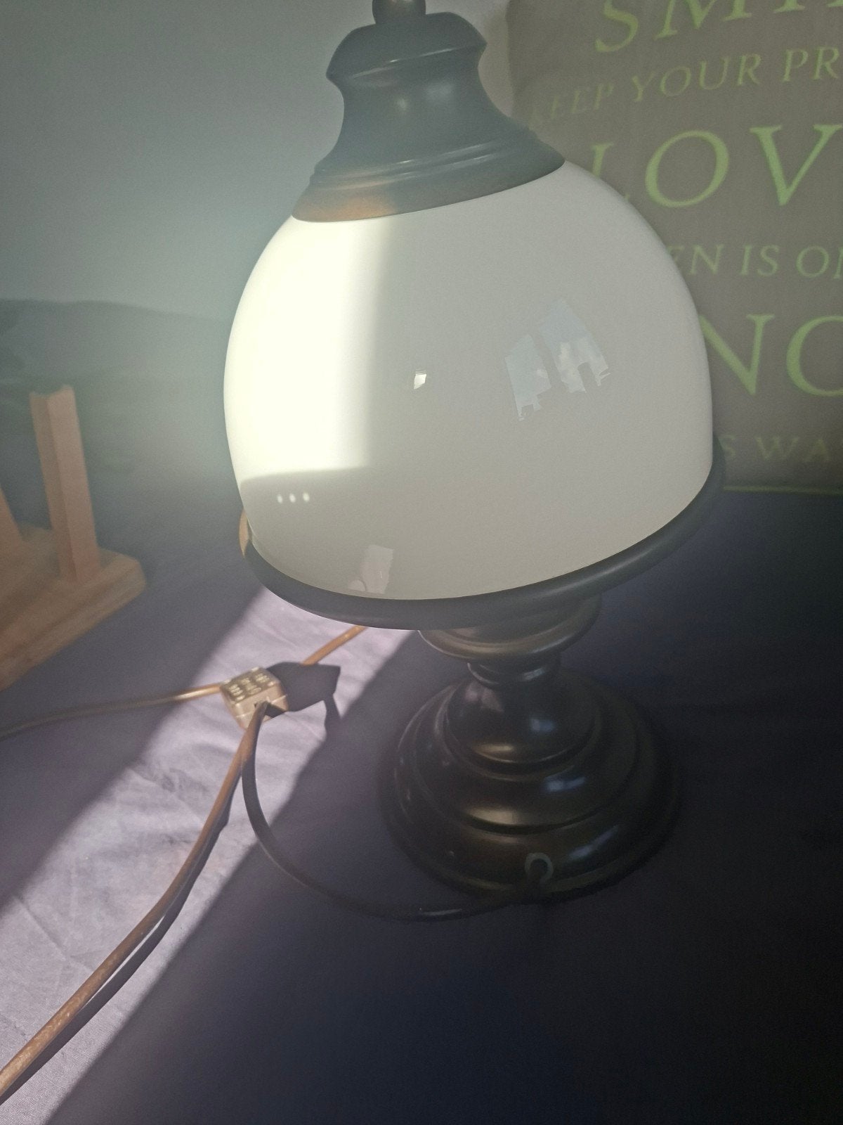 Vintage tafellamp met wit glazen kap, Gebruikt, Overige merken, Met schakelaar, Wit
