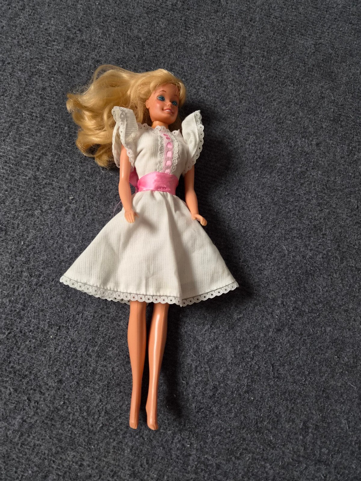 Vintage Barbie pop in witte jurk met roze lint, Kinderen en Baby's, Ophalen of Verzenden, Gebruikt, Barbie