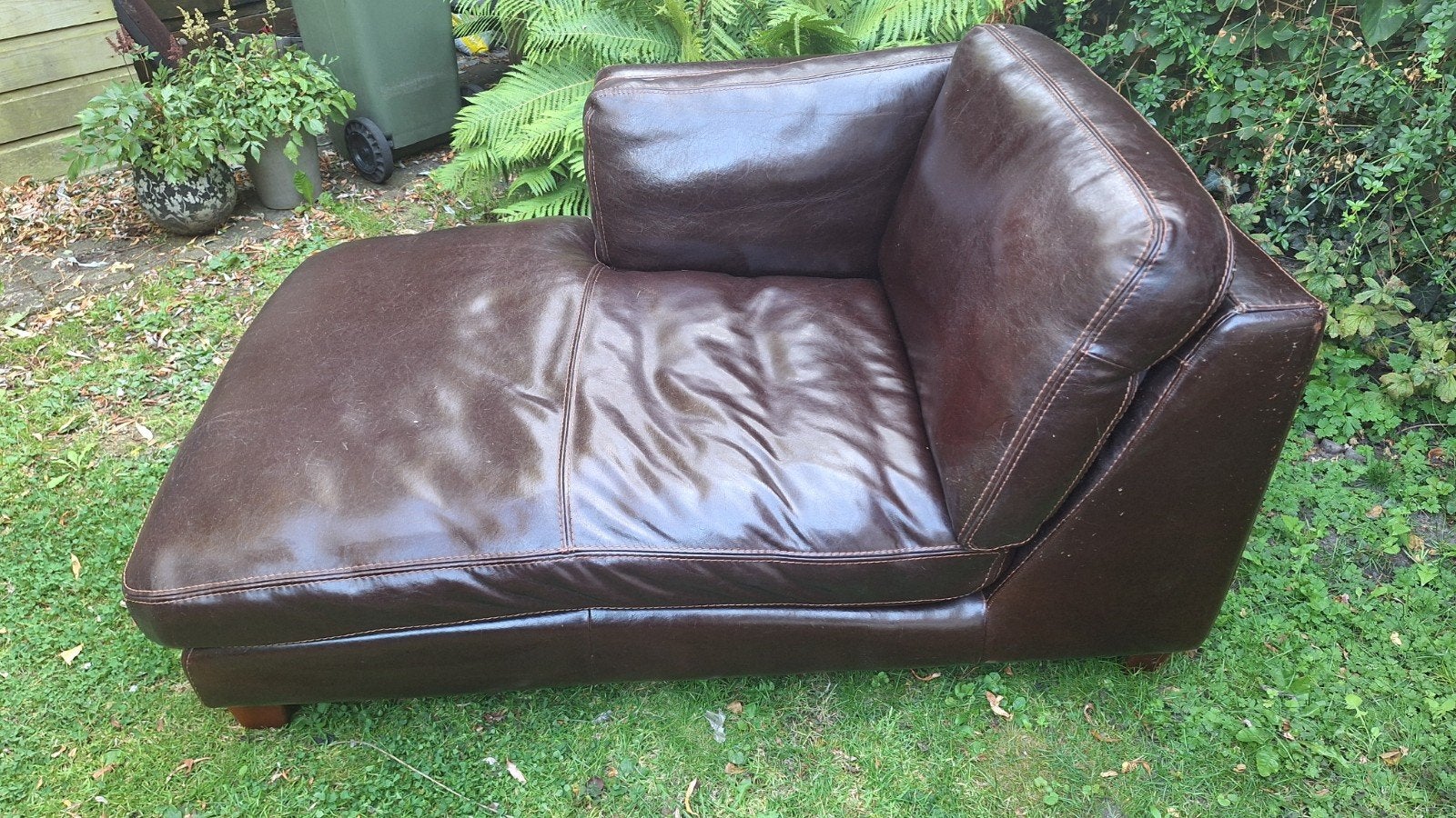 Gratis afhalen voor woensdagavond: Bruin leren chaise longue, Ophalen, Gebruikt, Eenpersoons, 100 tot 125 cm