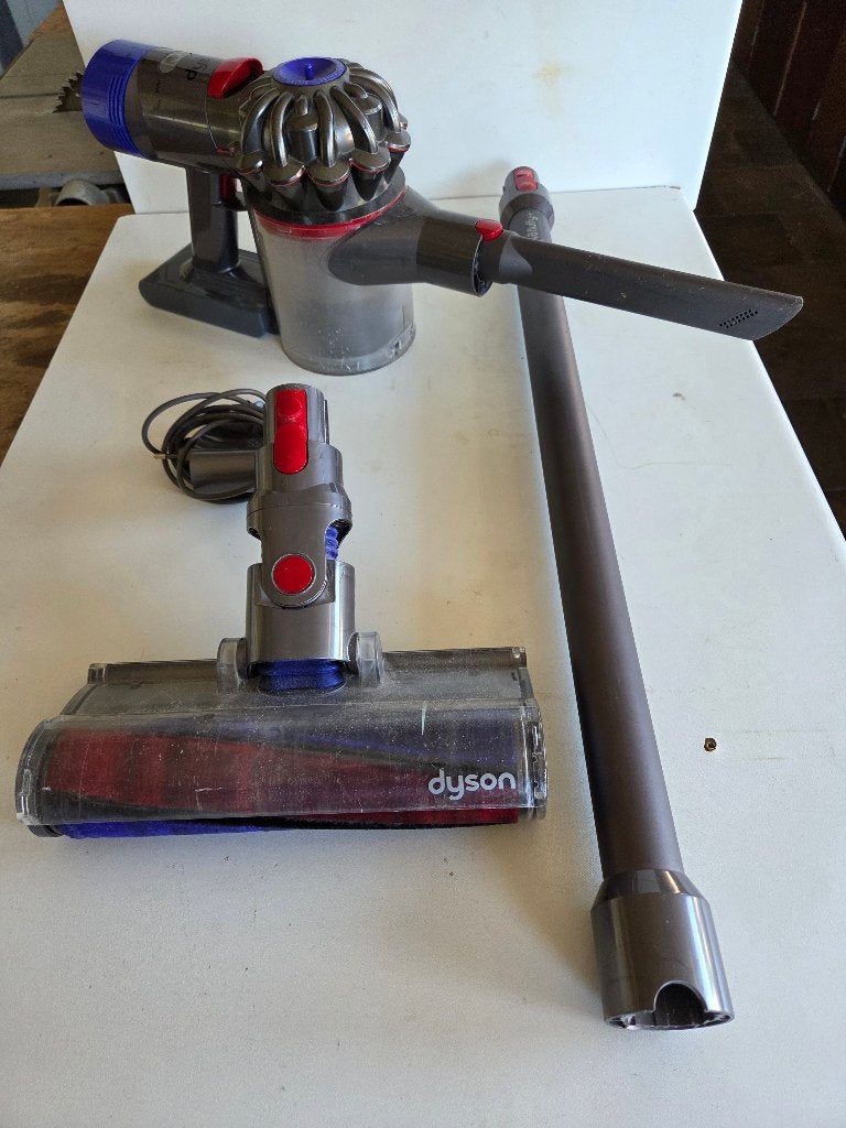Dyson V8 accustofzuiger, aan/uit schakelaar defect., Witgoed en Apparatuur, Stofzuigers, Gebruikt, Ophalen of Verzenden, Dyson