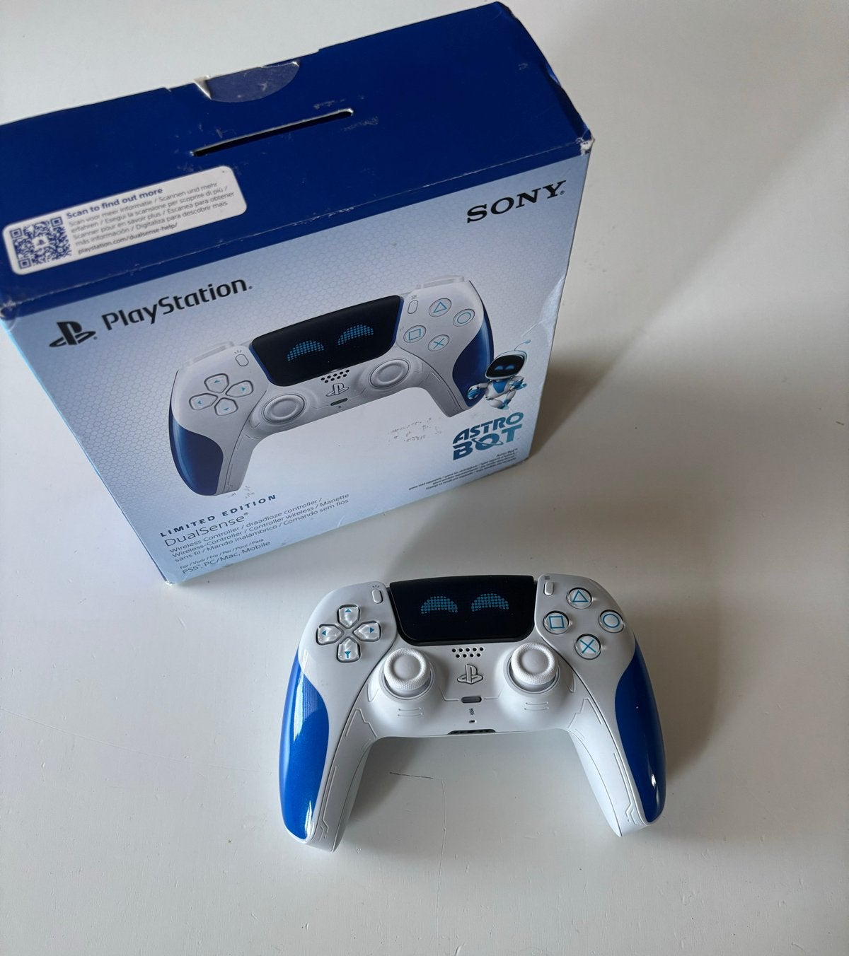 Limited Edition PS5 DualSense Controller Astro Bot Joyful, Ophalen of Verzenden, Zo goed als nieuw