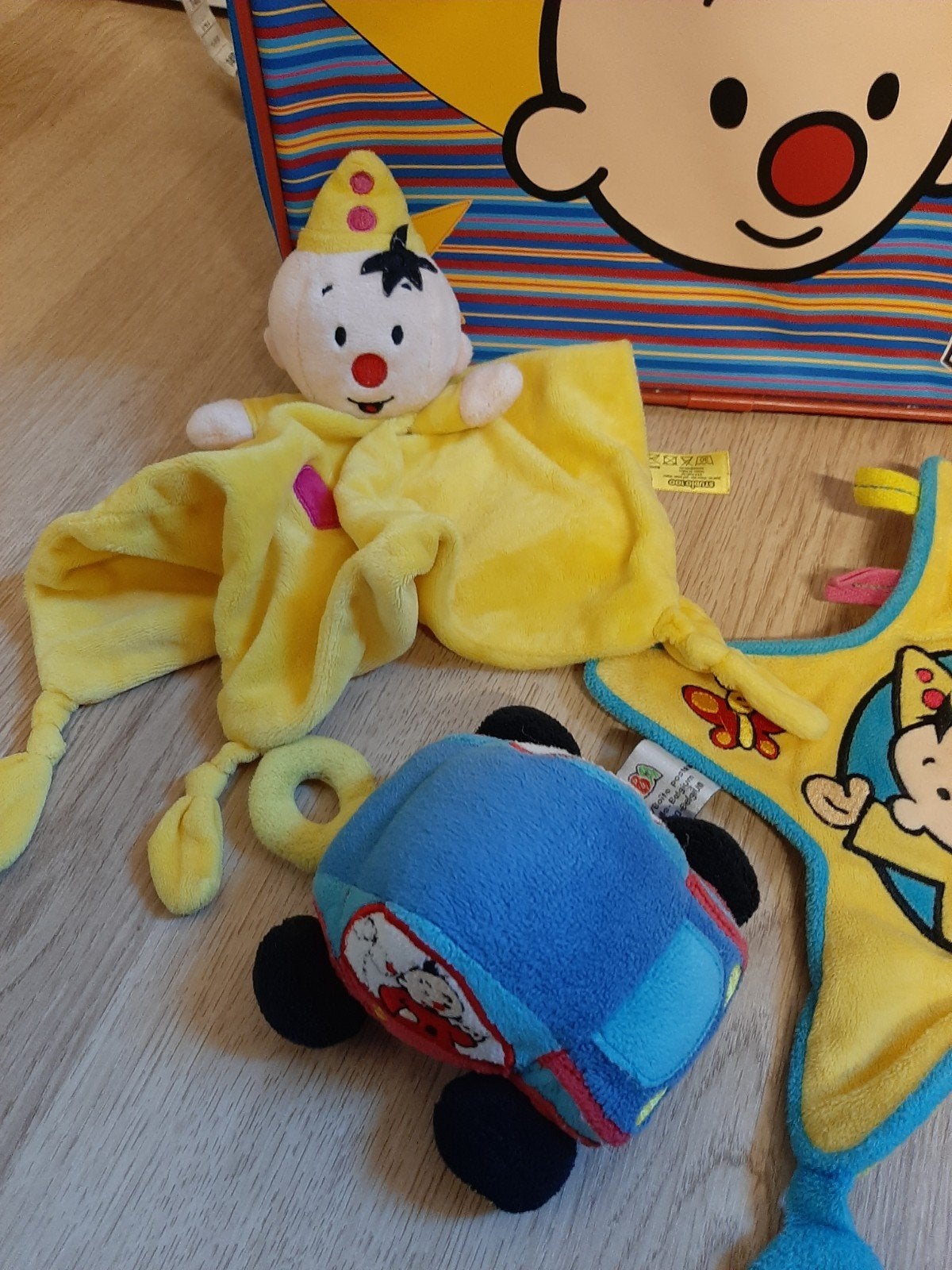 Bumba koffer met knuffeldoekje auto figuur en tuttedoek, Kinderen en Baby's, Speelgoed | Babyspeelgoed, Ophalen of Verzenden, Overige typen