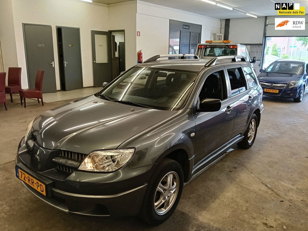 Mitsubishi Outlander 2.0 Invite plus, Auto's, Voorwielaandrijving, 136 pk, Zwart, 4 cilinders