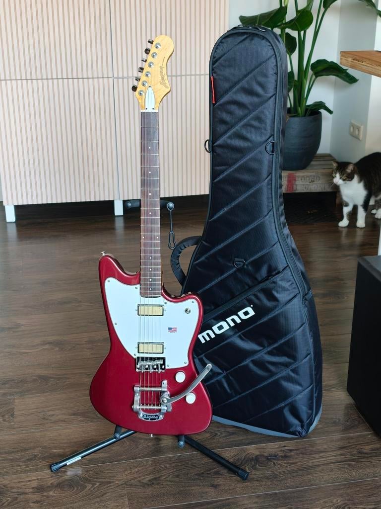 Harmony Silhouette Bigsby Burgundy Red met Mono gigbag, Muziek en Instrumenten, Snaarinstrumenten | Gitaren | Elektrisch, Ophalen