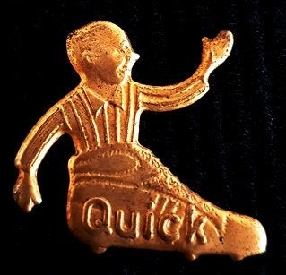 Quick voetbalschoen speld- goudkleur, Verzenden, Nieuw, Sport, Speldje of Pin