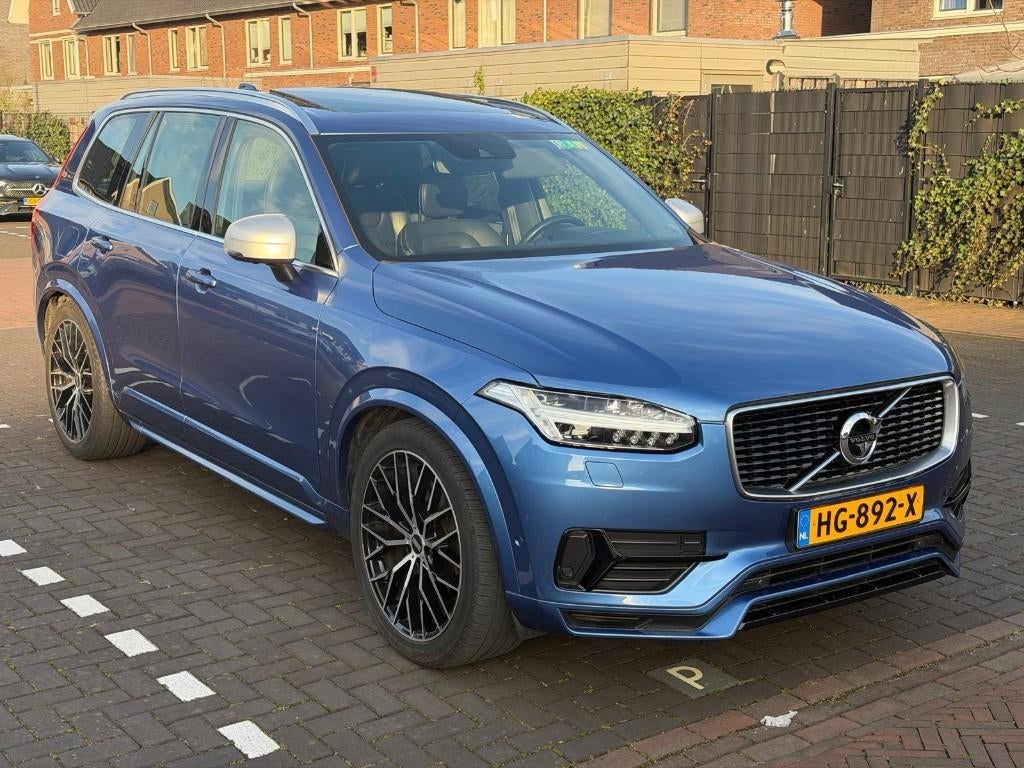 Volvo XC90 2.0 T8/R-DESING/B&W/PANO/LUCHTVERING/TREKHAAK, 397 pk, 1969 cc, Blauw, 7 stoelen