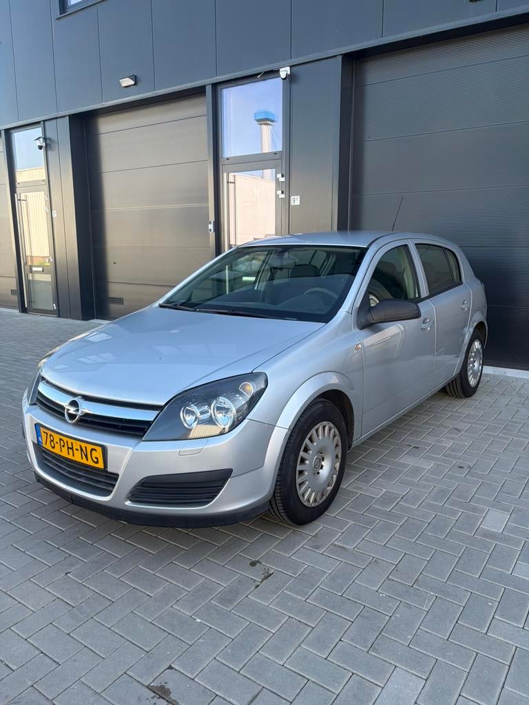 Opel Astra 1.4 16V 5D 2004 Grijs (unieke km stand!), Auto's, Opel, Voorwielaandrijving, 4 cilinders, 49 €/maand, Bedrijf