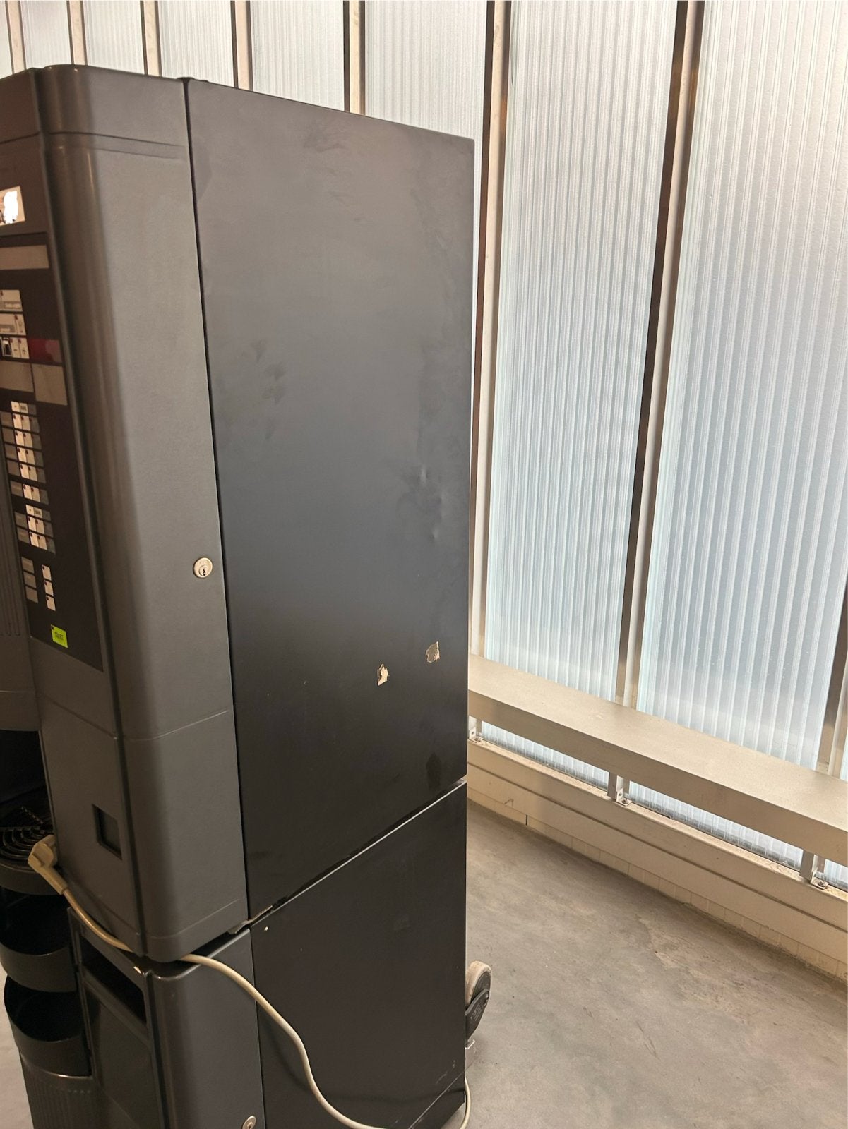 Foto 4 van Grote Etna koffiemachine met sleutels en geldbakje