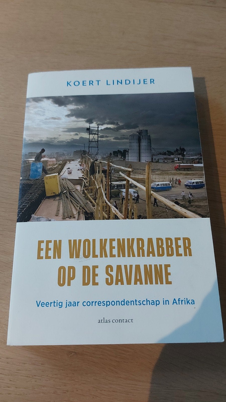 Een Wolkenkrabber op de Savanne - Koert Lindijer, Boeken, Ophalen of Verzenden, Zo goed als nieuw, Koert Lindijer, Wereld overig