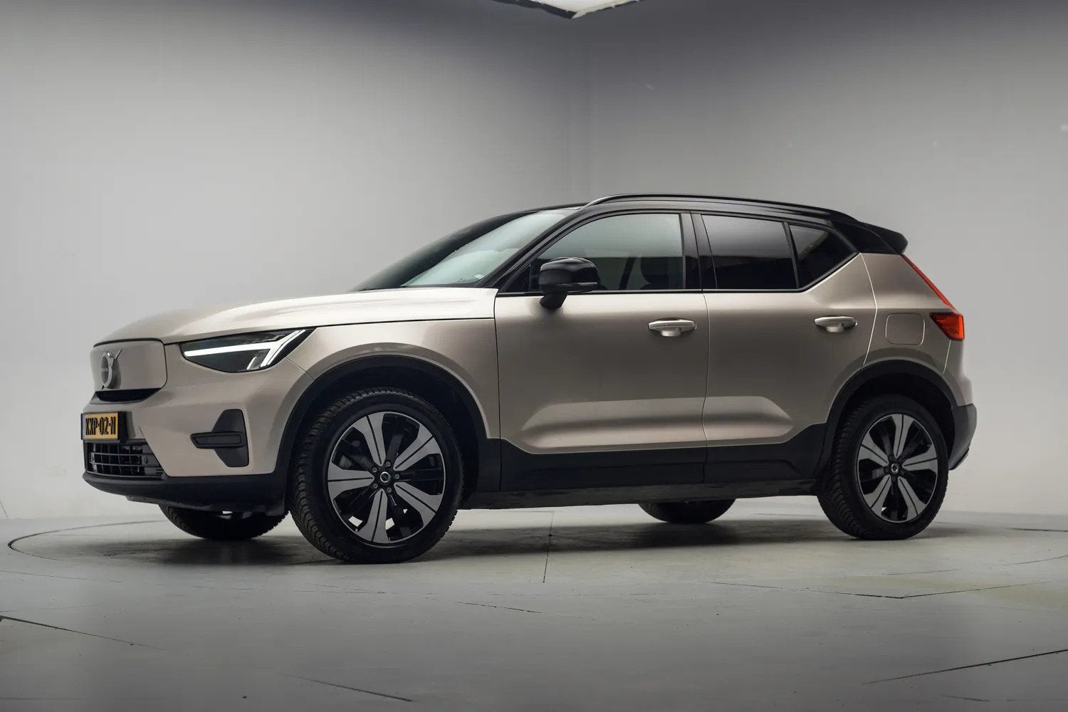 Volvo XC40 Recharge Plus [ Navi Camera Stoelverwarming ], Auto's, 0 cilinders, Gebruikt, Automatische klimaatregeling, 435 min