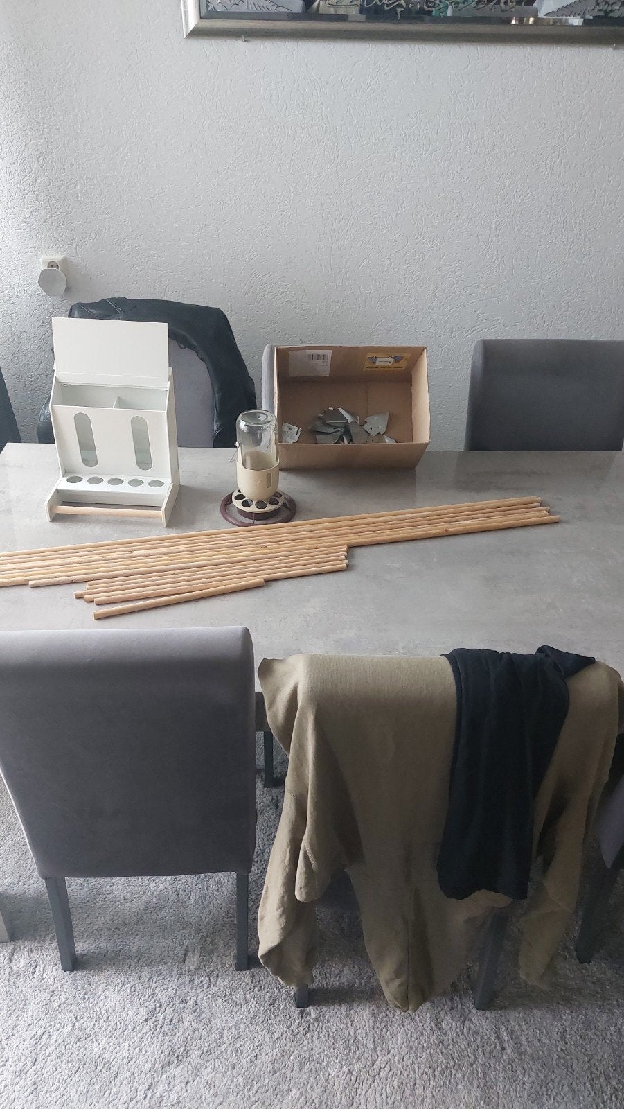 Te koop 15 zitstokken en 1 waterbakje 1 voerbakje, Dieren en Toebehoren, Vogels | Hokken en Kooien, Ophalen, Zo goed als nieuw