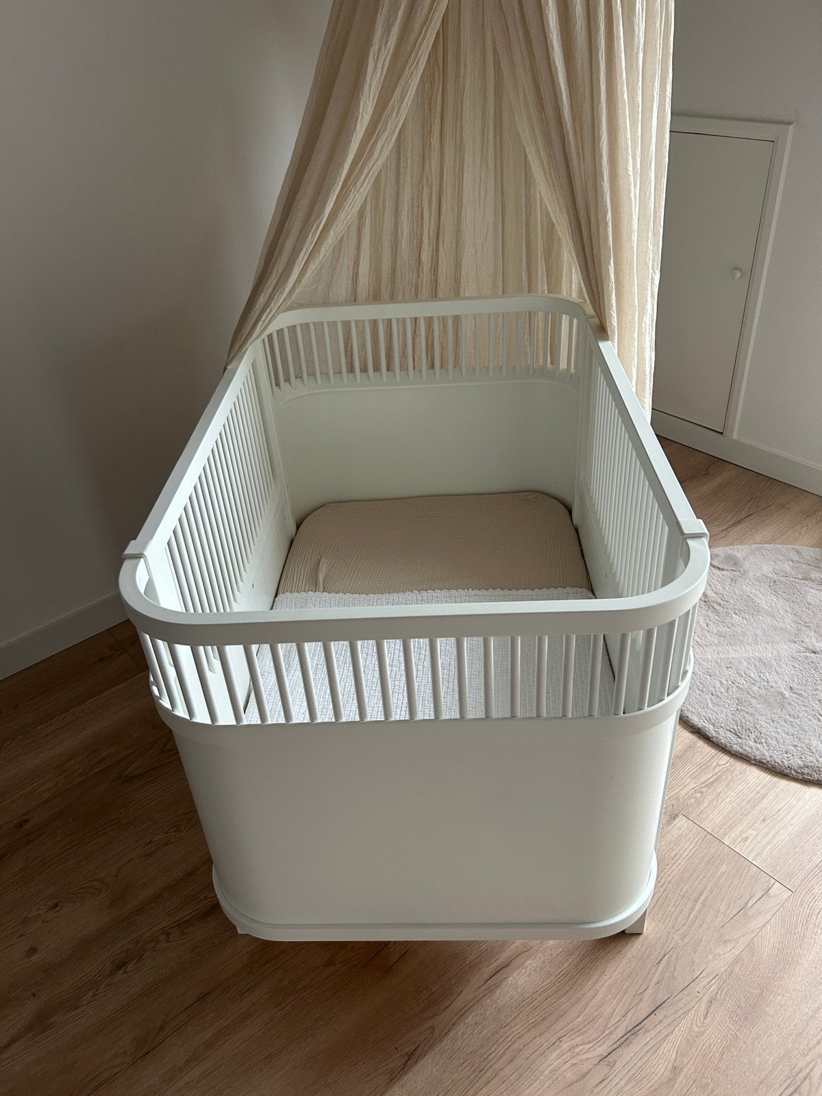 Babybed: Sebra Bed Baby & Junior Classic White, Ophalen, Zo goed als nieuw, Ledikant