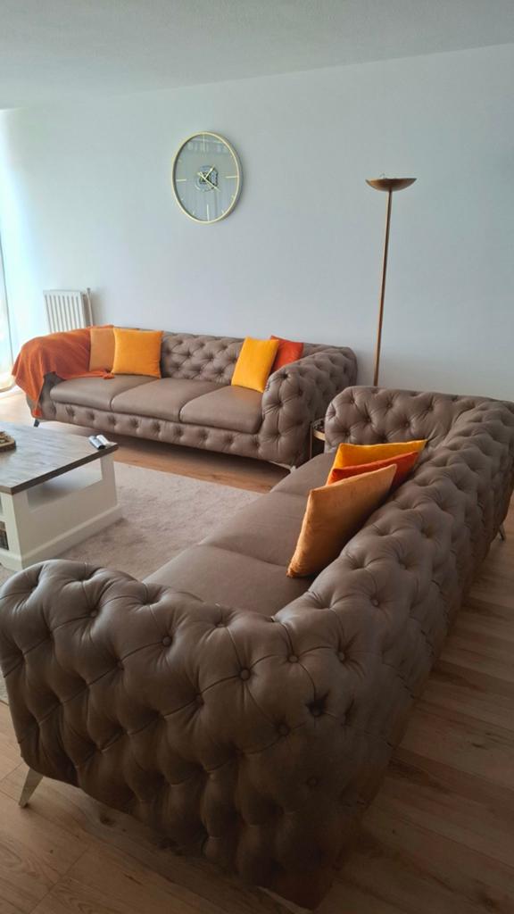 Luxe Chesterfield bank - donkerbeige Leer, Chesterfield, Driepersoons, Ophalen of Verzenden, Zo goed als nieuw
