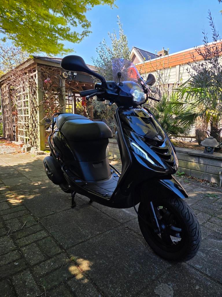 Piaggio Zip BROM 2021 IGET (geel kenteken) (scooter brommer), Ophalen of Verzenden, Zo goed als nieuw, Overige typen, Piaggio