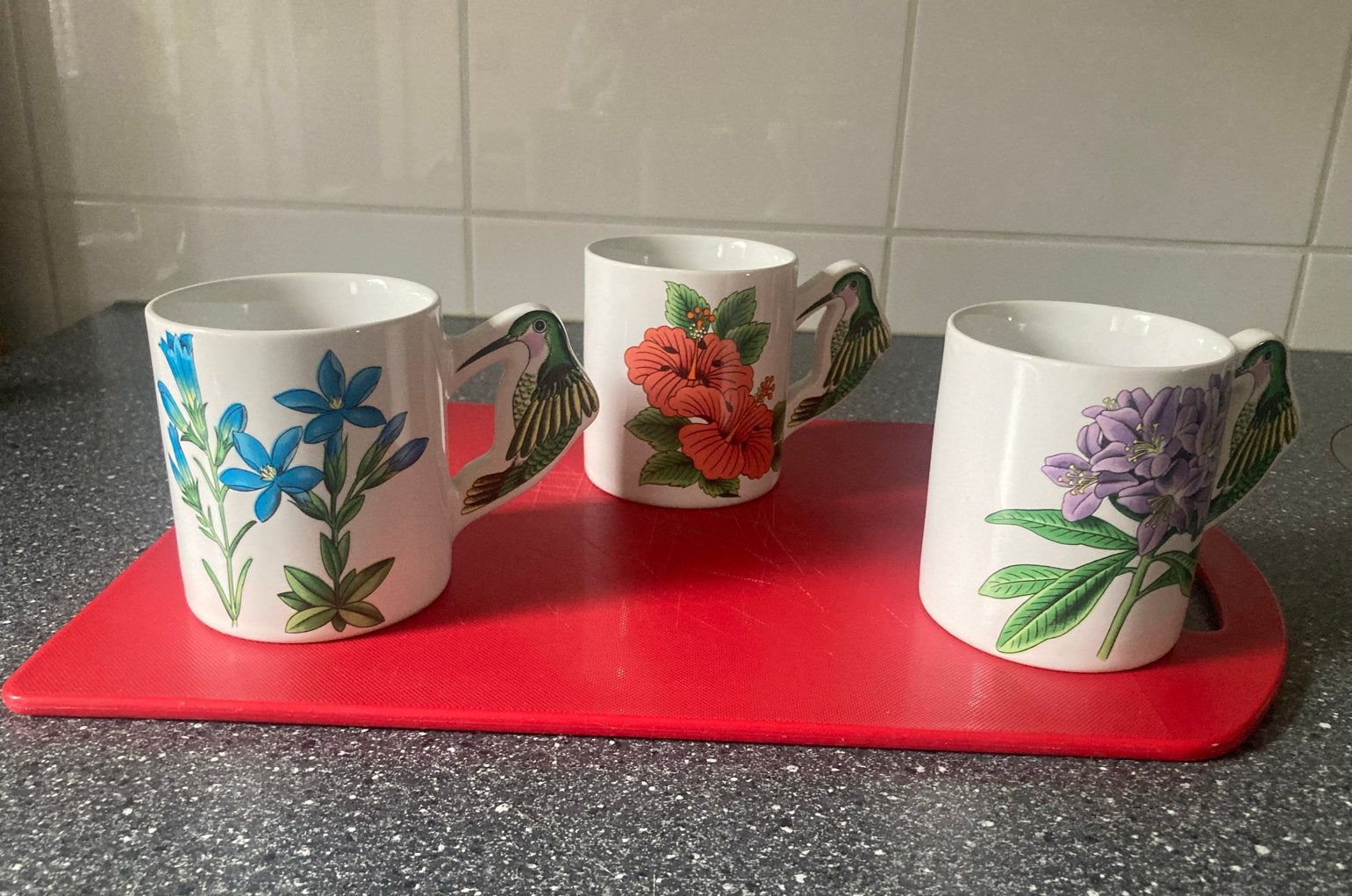 3 mokken met bloemen en kolibrie gemaakt in Japan, Huis en Inrichting, Gebruikt, Keramiek, Ophalen of Verzenden, Overige stijlen