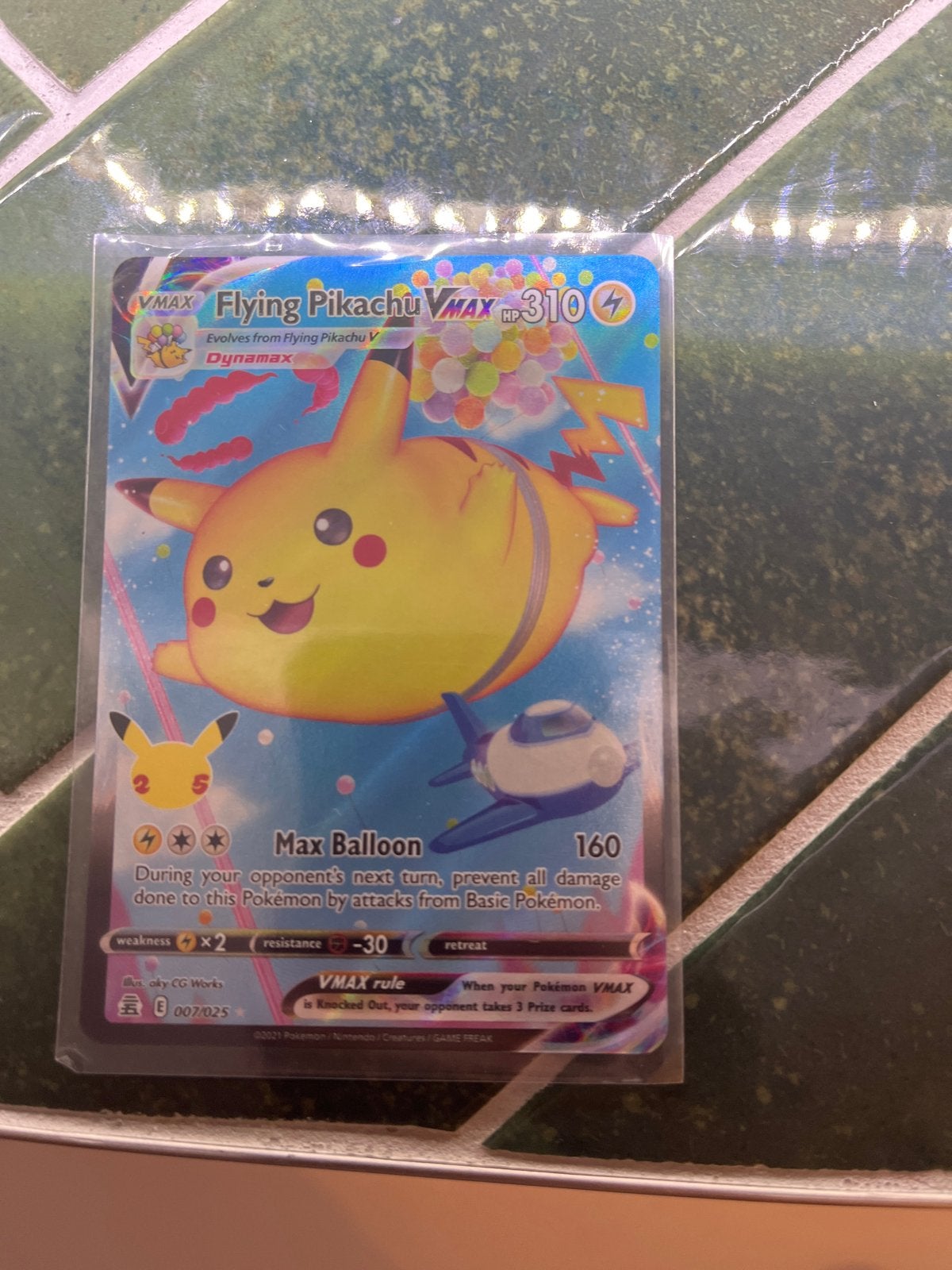 Flying Pikachu VMAX Pokémon Kaart (007/025), Ophalen of Verzenden, Zo goed als nieuw, Losse kaart
