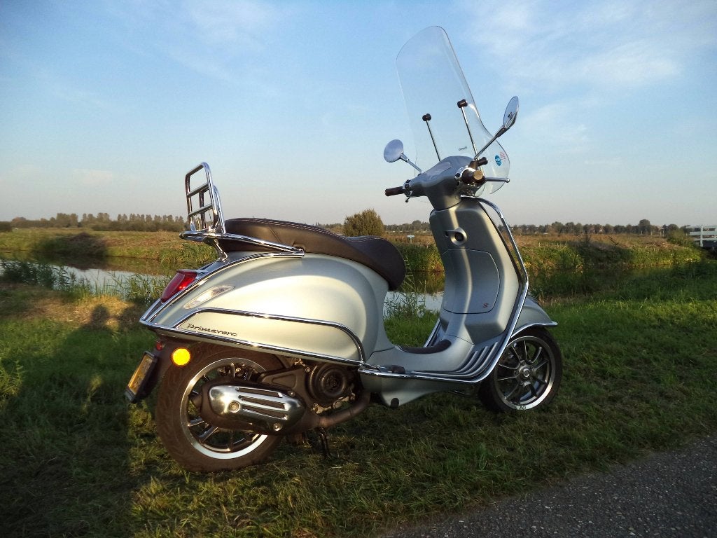 Vespa Primavera S Bromscooter bj 2023 zgan 6.981 km, Ophalen, Maximaal 45 km/u, Vespa S, Zo goed als nieuw