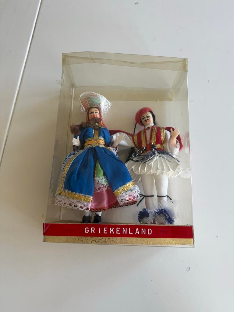 Griekse poppen in traditionele klederdracht - souvenir, Verzamelen, Poppen, Ophalen of Verzenden, Zo goed als nieuw, Pop