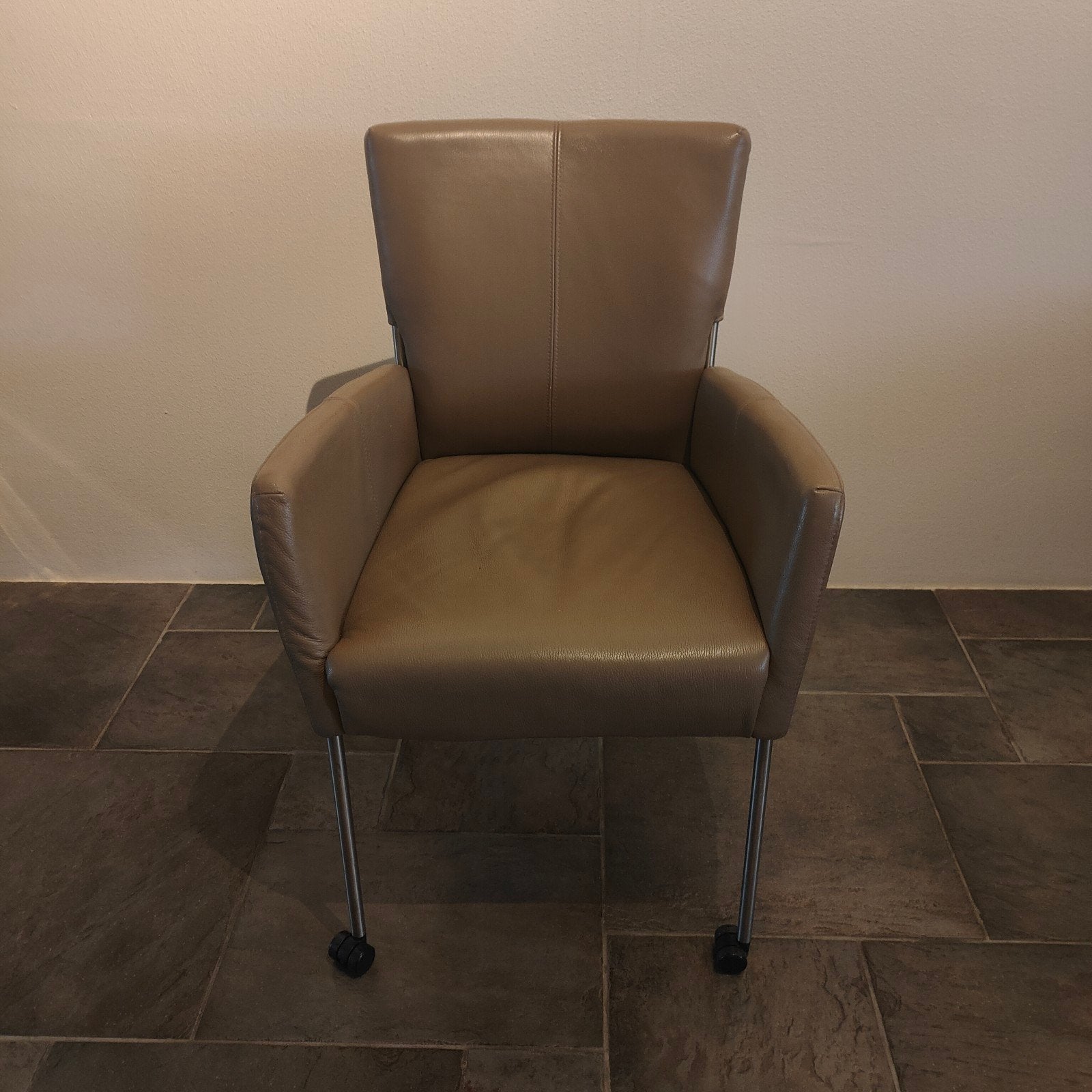 2 eetkamerstoelen op wielen, Ophalen, Twee, Bruin, Leer