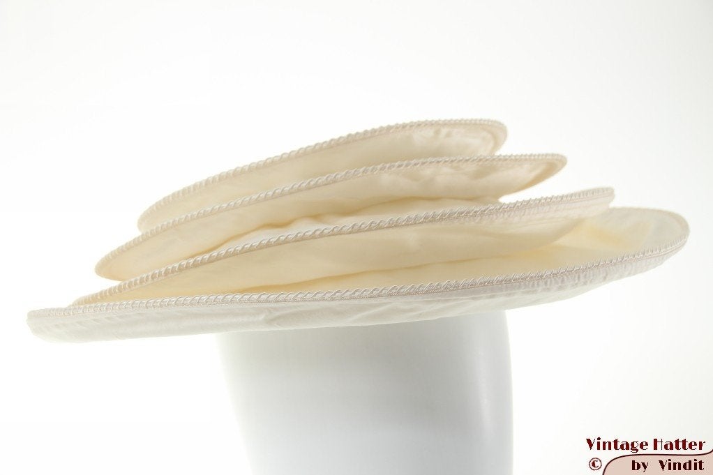 Wijde dames pagodehoed MadHatter champagnekleurig zijde 56,5, 56 of 57 cm (M, 7 of 7⅛ inch), Hoed, Ophalen of Verzenden, Nieuw