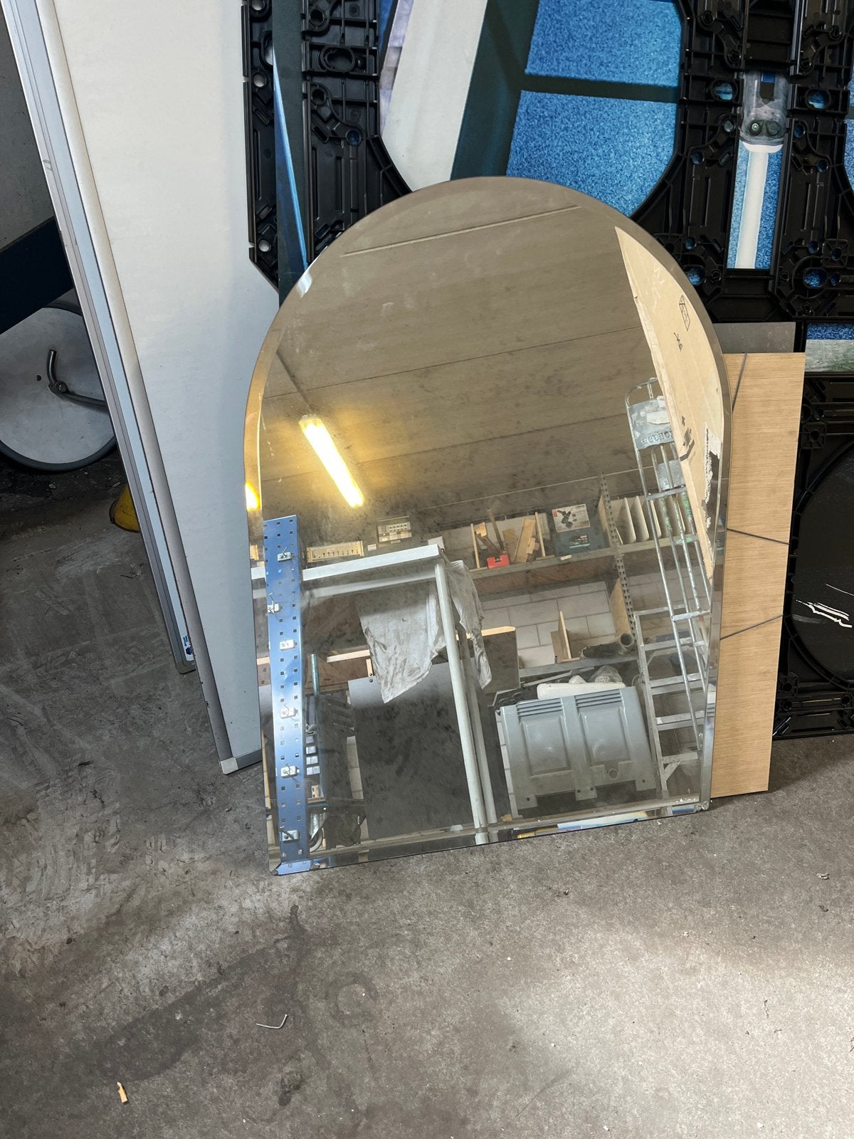 Mooie spiegel met lichte schade aan de onderkant, Ophalen, Gebruikt, 100 tot 150 cm, Overige vormen