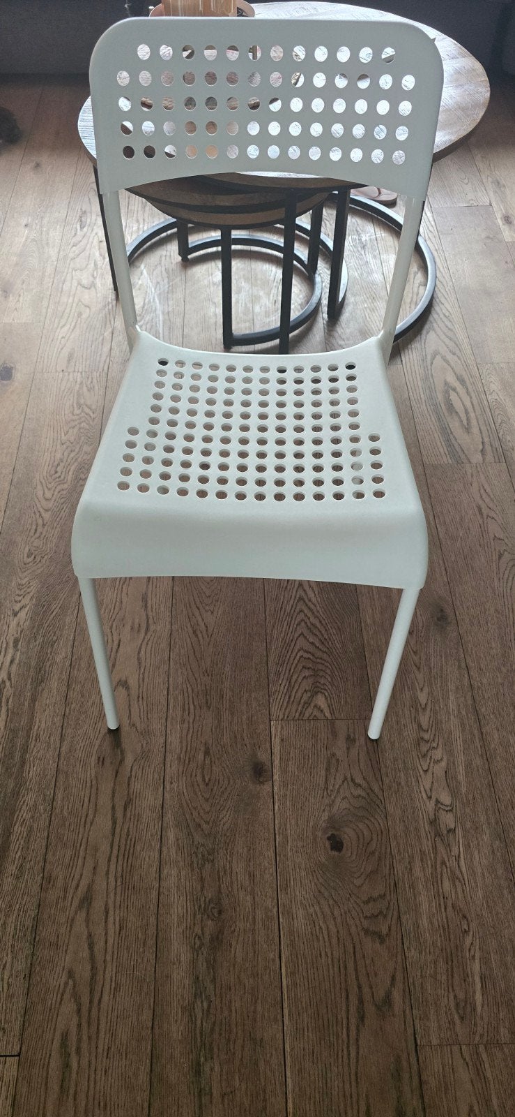 Witte IKEA stoel met geperforeerde zitting en rugleuning, Huis en Inrichting, Stoelen, Ophalen, Gebruikt, Modern, Scandinavisch