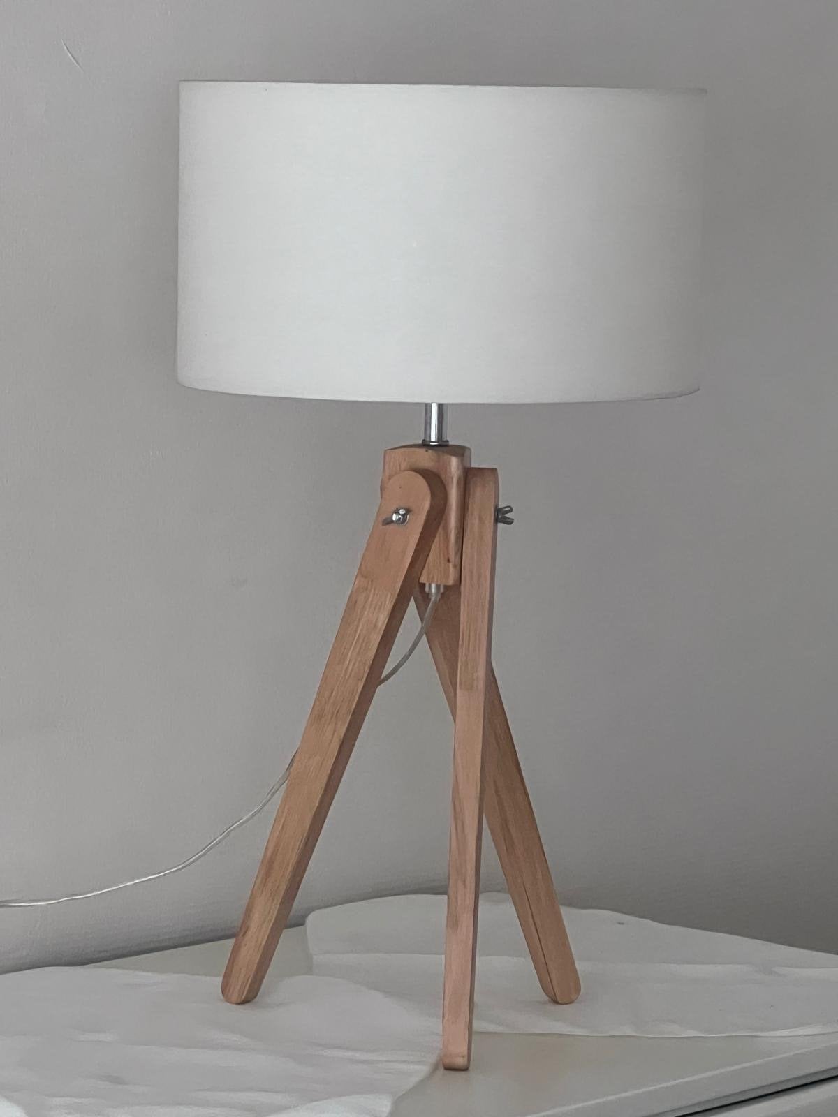 Moderne tafellamp met houten driepoot en witte kap, Huis en Inrichting, Lampen | Tafellampen, Ophalen, Zo goed als nieuw, Hout
