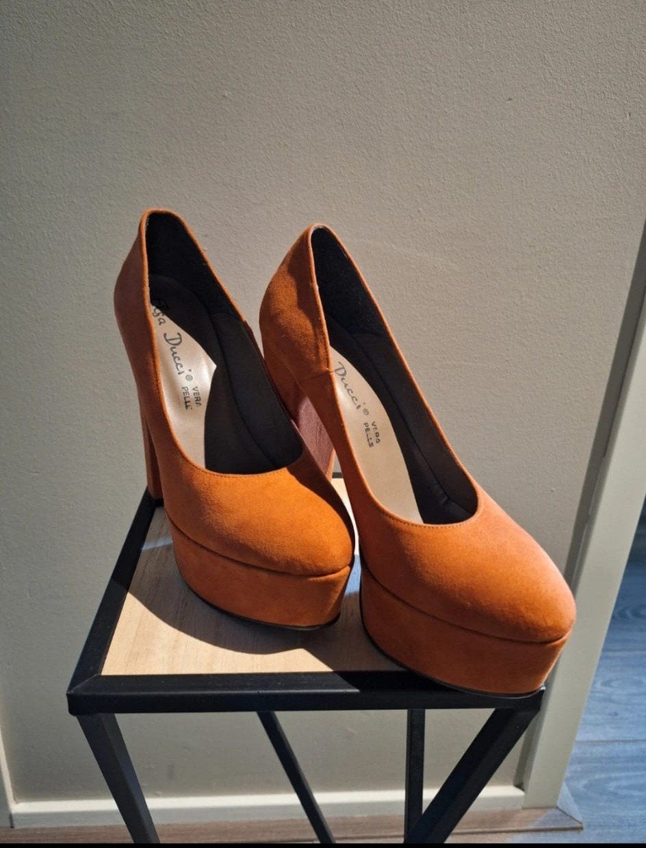 Elga Ducci suède plateaupumps - Maat 37, Kleding | Dames, Schoenen, Pumps, Nieuw, Oranje, Ophalen of Verzenden