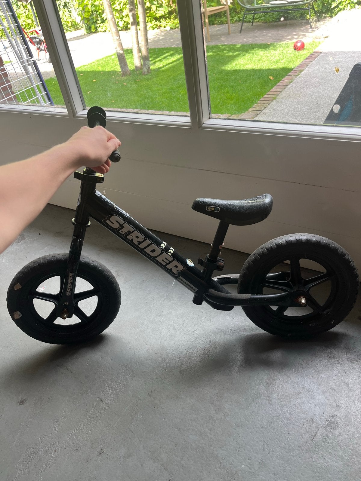 Strider Loopfiets 12 Sport Zwart - Zo goed als nieuw, Ophalen of Verzenden, Zo goed als nieuw, 16 tot 20 inch
