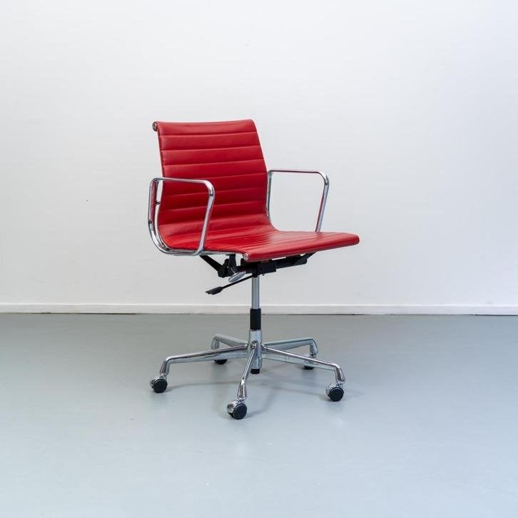 1x Vitra Eames EA 117 Bureaustoel Rood Leer - Gepolijst, Niet ingevuld, Niet ingevuld, Ophalen of Verzenden, Zo goed als nieuw