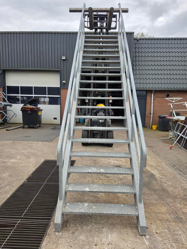 Stalen trap gegalv. Hoog 3,8 mtr. Nor072, Ophalen, 2 tot 4 meter