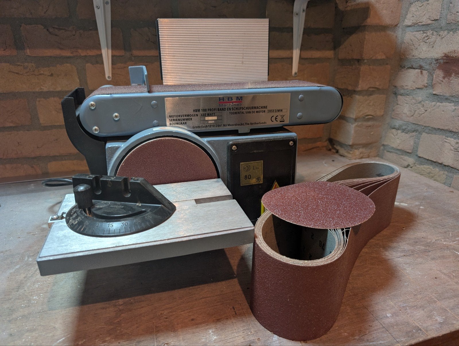 Bandschuurmachine HBM, Ophalen, Zo goed als nieuw, 600 tot 1200 watt, Bandschuurmachine