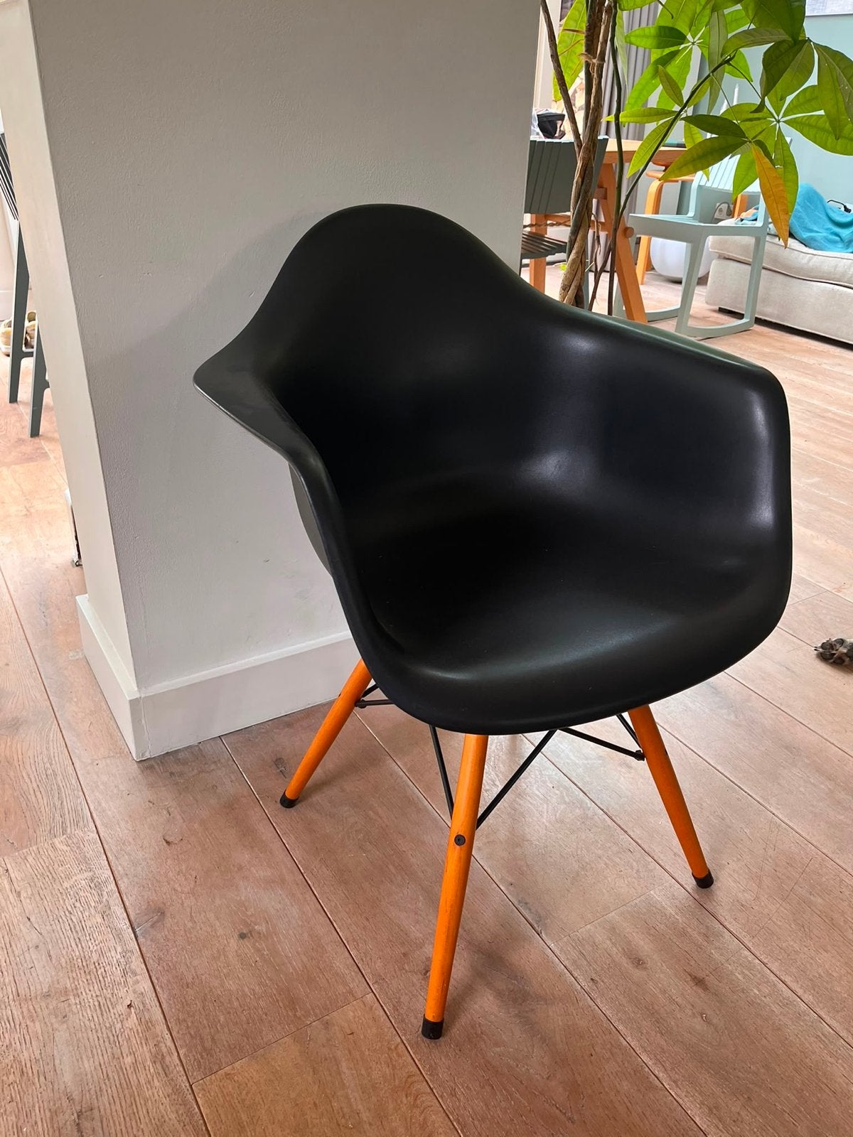 Zwarte kuipstoel met houten poten, Ophalen, Kunststof, Gebruikt, Zwart