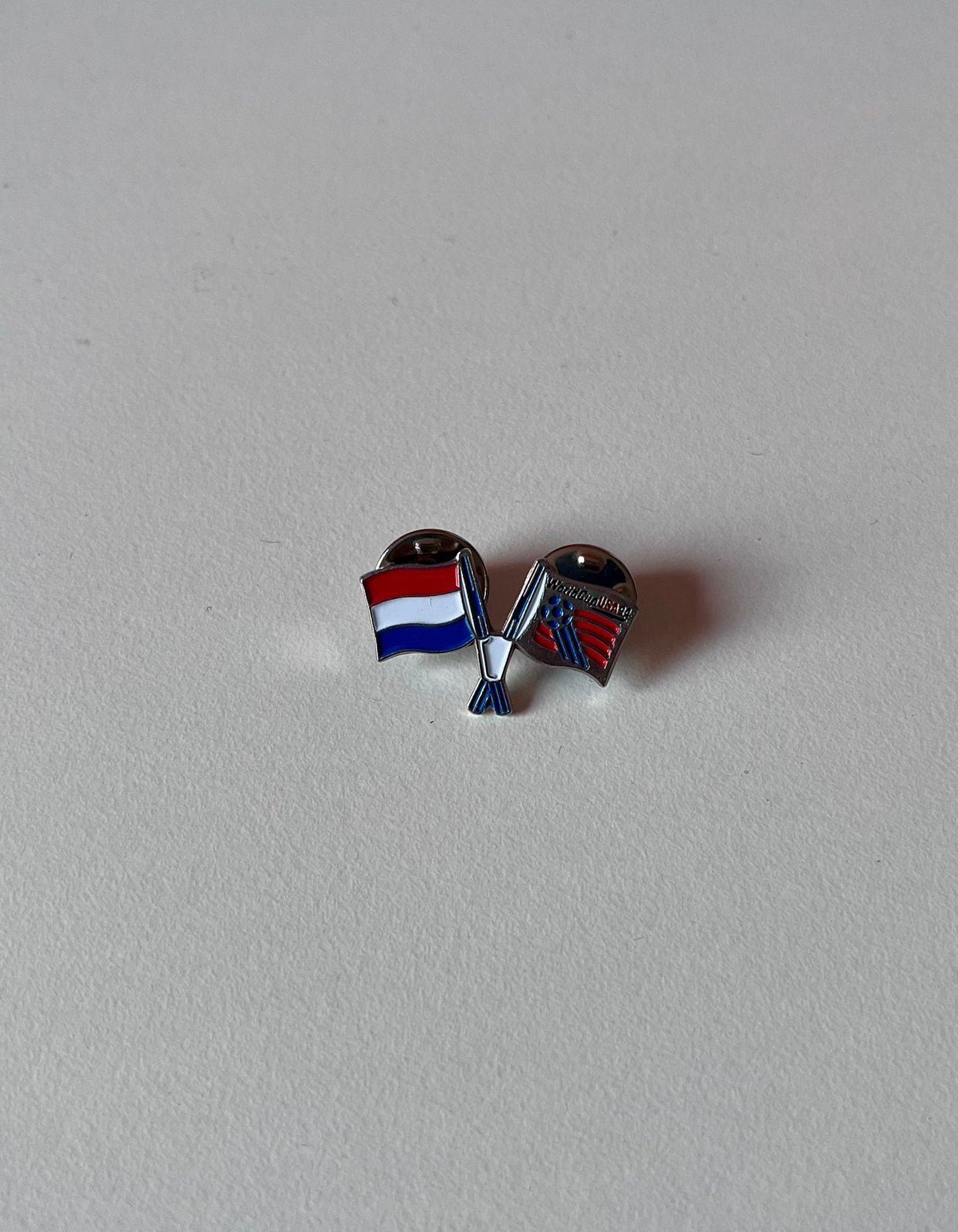 Vlag Nederland & World Cup soccer USA 1994 pin, Ophalen of Verzenden, Zo goed als nieuw, Sport, Speldje of Pin
